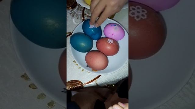 Пасха. ПАСХА. КРАСИМ ЯЙЦА КРАСКАМИ НАКЛЕЙКАМИ. МИМИ МИШКИ. МУЛЬТИКИ #пасхальныйкулич #кулич #пасха
