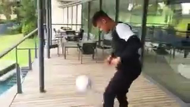 Неймар готовится к сезону.Wow!! смотреть онлайн