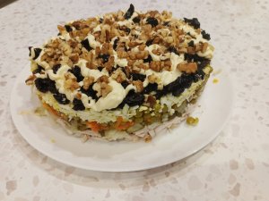 Салат  "Прага" с грецким орехом и черносливом