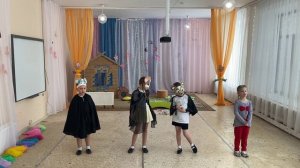 Маша и подушка