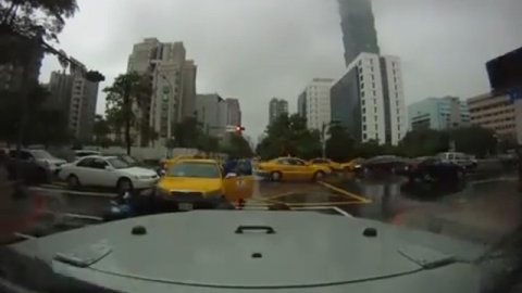 Мотоциклист vs таксист