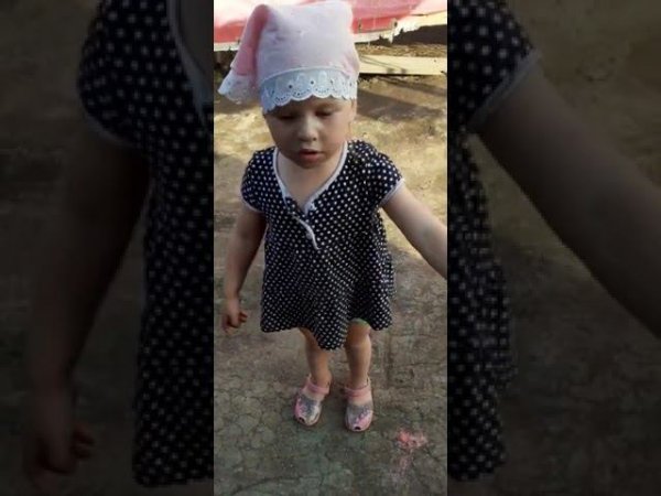 Ульяна и жучок.Видео из архива.Тут Ульяше 3 годика.
