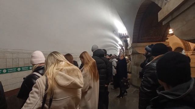 метропоезд 81-717.5 (ммз/мвм) прибывает на станцию золотые ворота смотреть онлайн