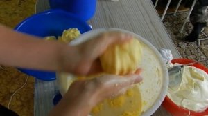 Бьём масло в маслобойке// Жизнь в деревне