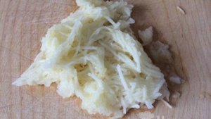 Постная рисовая каша с яблоками и изюмом