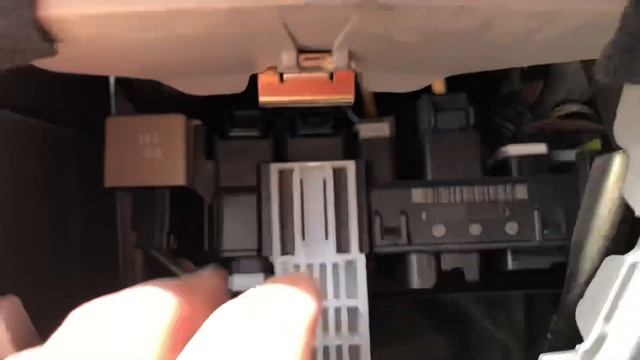 Fuse box location for Toyota Corolla 2003-2007 смотреть онлайн
