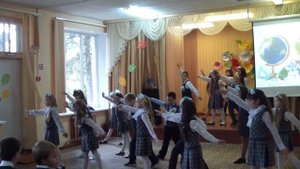 Танец в исполнении обучающихся начальной школы МБОУ Советской СШ