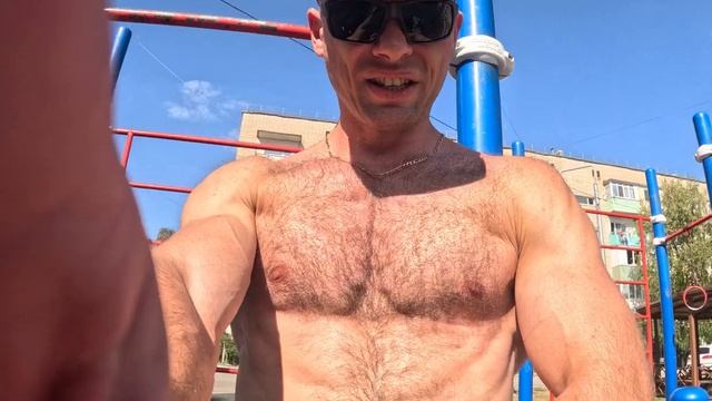 Качаю грудные. Мое Первое БАЗОВОЕ упражнение, которым я накачал середину грудных.