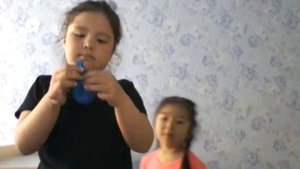 София надувает шарики