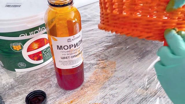 Обработка морилкой деревянного дна корзины из бумажной лозы.