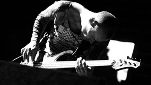 Flea bass solo with Chad смотреть онлайн