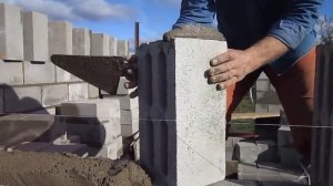 Укладка пустотелых цементно песчанных блоков (Laying hollow cement-sand blocks)