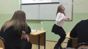 Девушка динозавр