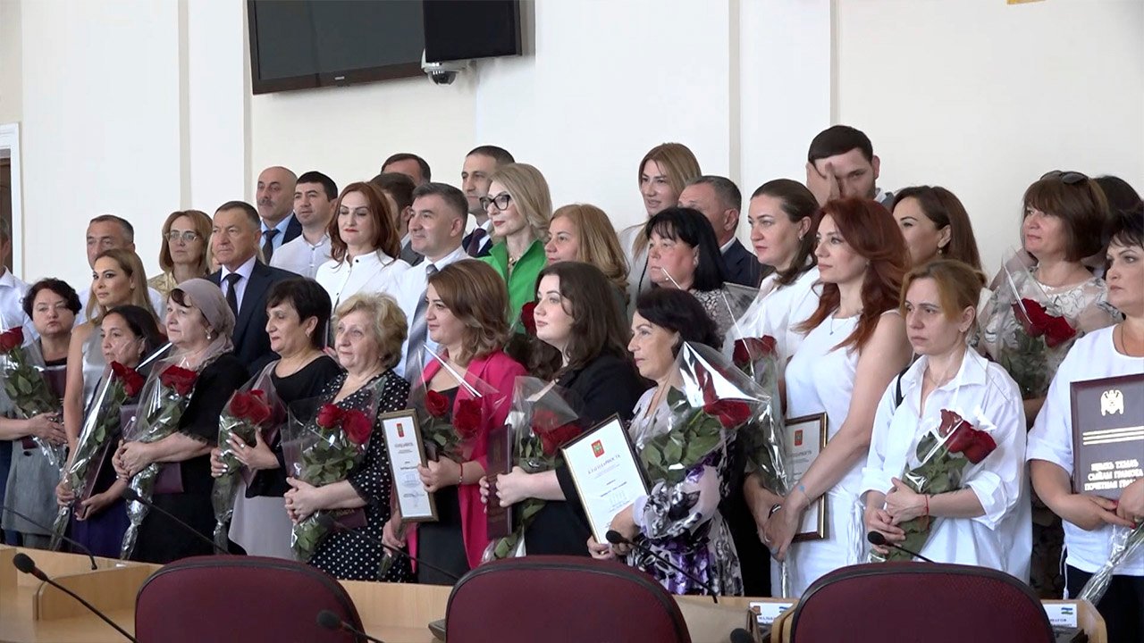 В парламенте КБР вручили почётные грамоты