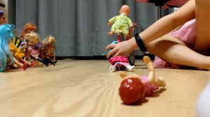 Видео для детей! Куклы на лошадках! Кирины куклы скачут на лошадках.