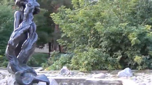 Скульптура "Русалка" в детском городке-замке "Андерсенград". Сосновый бор