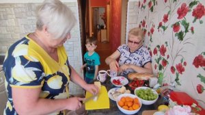 Приехала Нина из Москвы ? Пробуем торт Наполеон ?