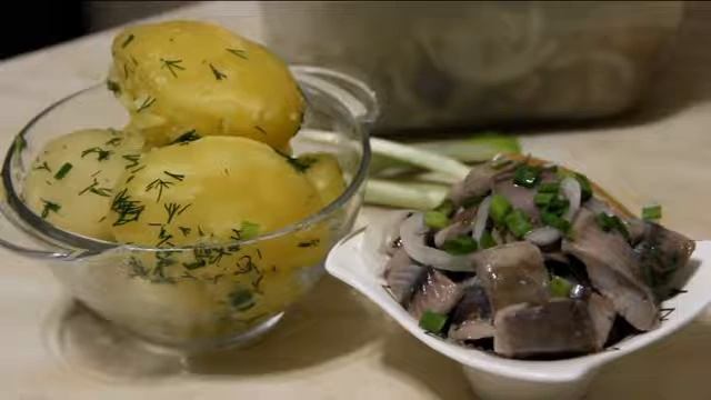 Селедка маринованная с луком и уксусом ( Самая вкусная закуска ) смотреть онлайн