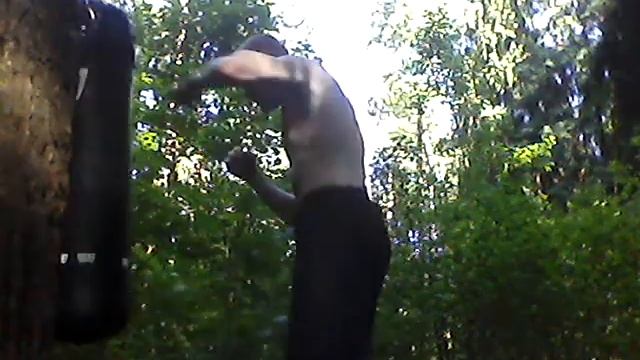 Тренировка, удары по подвесной боксерской груше смотреть онлайн