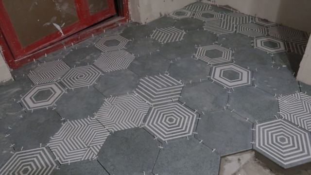 Необычный дизайн шестиугольной плитки в прихожей комнате, весь процесс.