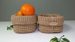 Вязаная корзинка с отворотом из джутового шпагата крючком быстро и просто.