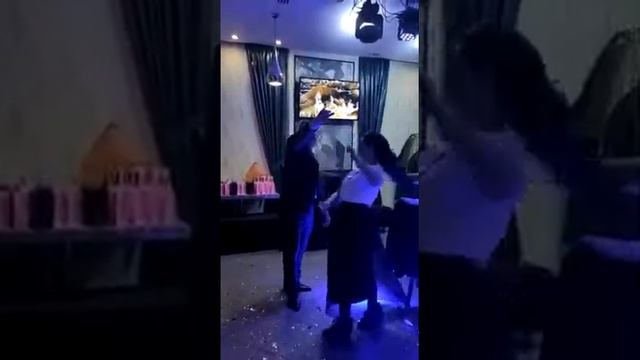 ТАНЕЦ ПАПЫ С ДОЧЕРЬЮ смотреть онлайн