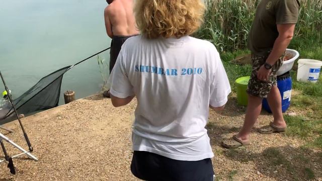 Вываживание крупного карпа на Шумбаре, команда Армата