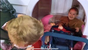 Николь идет на День рождения братика. Видео для детей