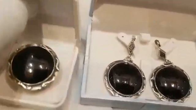 мельхиор: красная яшма, шерл,  окаменевший коралл ?