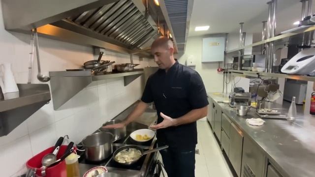 Мастер класс итальянской кухни от шефа Андреа Франчеши | Приготовление соуса для спагетти ванголе.