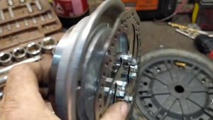 Безопасный самокат из колеса от гироскутера