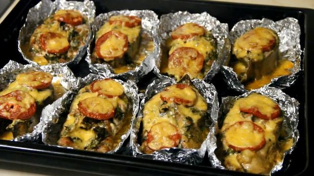 Кета, запеченная в духовке с сыром и помидорами в фольге / Рыба в духовке