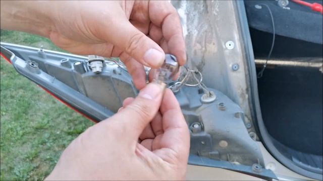 Wymiana żarówki w lampie tylnej w Hyundai i30. смотреть онлайн