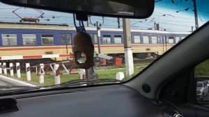 Поезд на ЖД переезде в Таромском