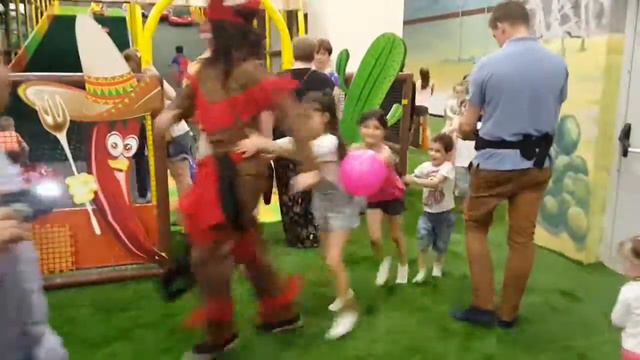 Веселая змейка из детей