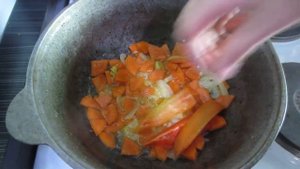 Щука с овощами тушеная в казане.Щука с овощами