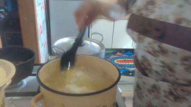 готовлю обед:суп вермишелевый с курицей и с грибами картофельное пюре вкуснятина! смотреть онлайн