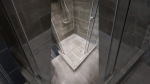 Угловая душевая с раздвижными дверями.