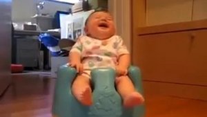 Малыш смеется ,сидя на горшке)