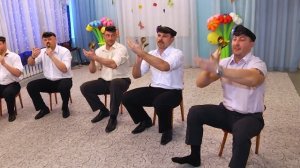 ДЕТСАД. 8 марта. ЛОЖКАРИ  (выступление пап)