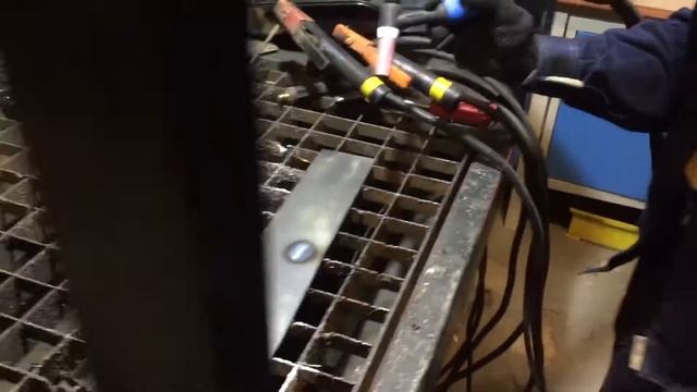 Подключение горелки TIG c Евроадаптером к аппарату Сварог PRO MIG 200 смотреть онлайн