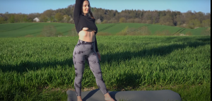 Красивая йога на природе