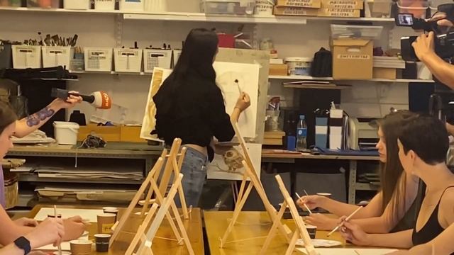 Проект «Арткрай» учит хабаровчан бесплатно рисовать с помощью кофе смотреть онлайн