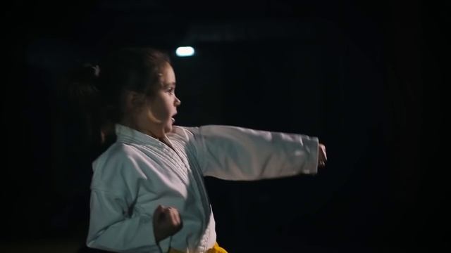 Бесстрашная каратистка Полина Мартынова.