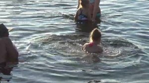 Отдыхаем и плаваем на большом озере.