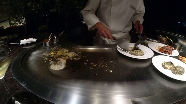 Теппаньяки (Teppanyaki), ужин в ресторане Токио. Приготовление мраморной говядины и морепродуктов.