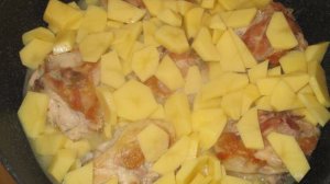 Куриные бедра с овощами на сковороде