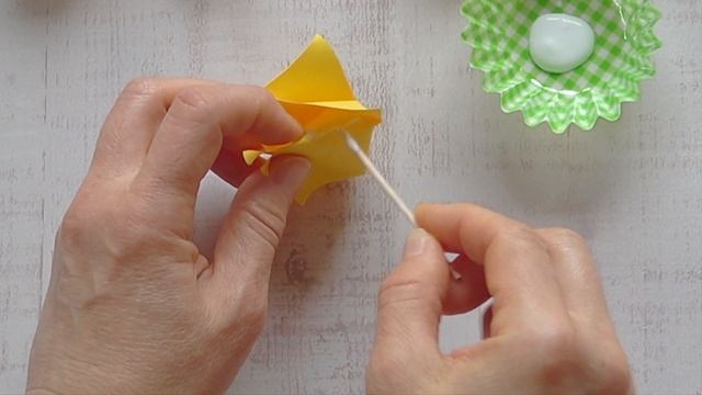 【色画用紙・メモ紙・コピー紙】正方形の紙で作るバラ（音声解説あり）How to make a rose flower out of square paper смотреть онлайн