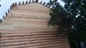 Сруб бани 4х6 с ломаной мансардной крышей развернутой в коньке