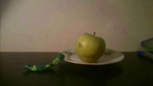 Гусеница ест яблоко